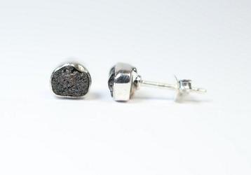 diamant brut / 2 clous doreilles / neuf- 1.4 g - (2)