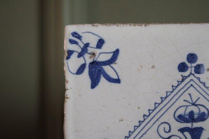 Carreau - Trois fleurs dans un carré quadrillé en forme de, Antiek en Kunst, Antiek | Glaswerk en Kristal