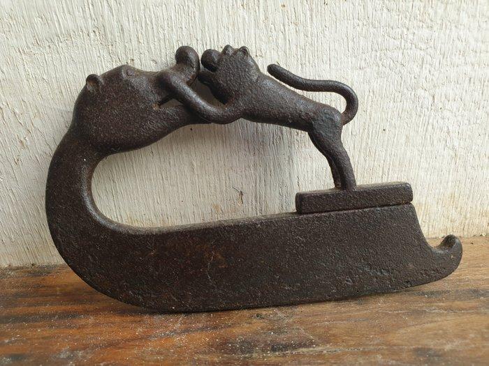 Briquet ou allume-cigare de fusil en fer avec deux motifs, Antiquités & Art, Art | Art non-occidental