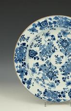 Une grande assiette en porcelaine chinoise bleu et blanc,, Antiquités & Art
