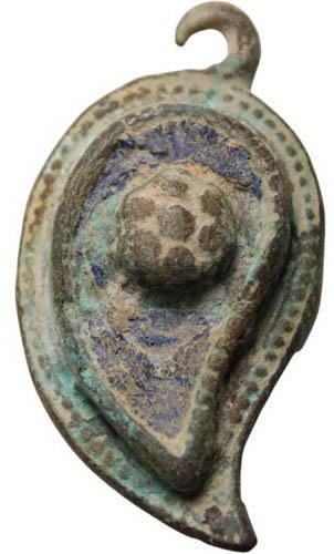 Époque Viking Bronze, - Bonnet de Viking orné dun symbole beschikbaar voor biedingen