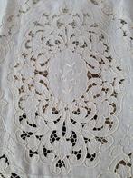 Riche rideau en pur lin avec sculpture brodée à la main et, Antiquités & Art, Tapis & Textile