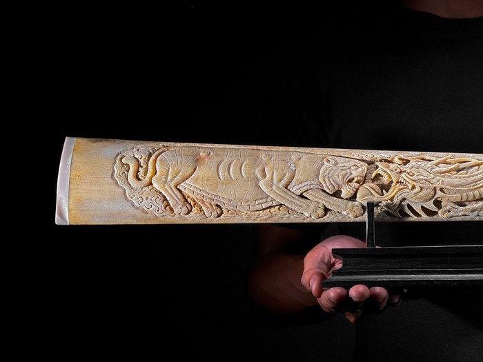 Geen reserveprijs - Uitgehold gepatineerd zwaardvisgebit op, Antiek en Kunst, Kunst | Designobjecten