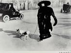 Jacques Henri Lartigue - Parisienne con cani al guinzaglio