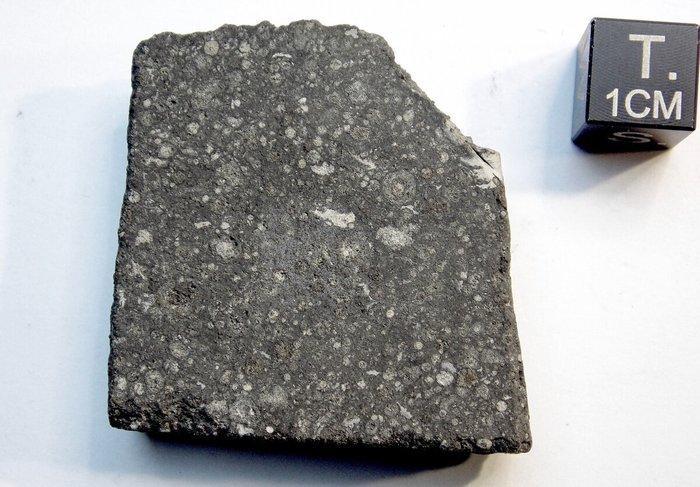 Allende meteoriet Koolstofhoudende chondriet - Hoogte: 39 mm, Verzamelen, Mineralen en Fossielen