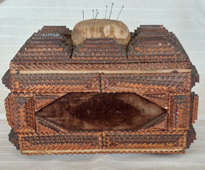 Naaidoos - Hout - Tramp Art naaikistje, Antiquités & Art, Antiquités | Autres Antiquités