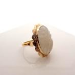 Vintage gouden ring met floraal uitgesneden witte onyx, Handtassen en Accessoires, Ringen, Gebruikt, Overige kleuren, Ophalen of Verzenden
