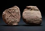 Oud-Romeins Aardewerk Tessera die een monogram afbeeldt, Verzamelen