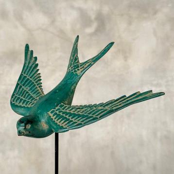 Sculpture, NO RESERVE PRICE - Swallow Fly Down on Stand - 25
