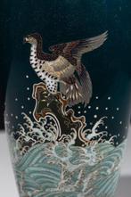 Vase - Émail, Un vase en cloisonné élégant avec un aigle, Antiek en Kunst