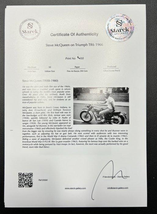 Steve McQueen on Triumph TR6 1966 - Fine Art Photography -, Verzamelen, Film en Tv