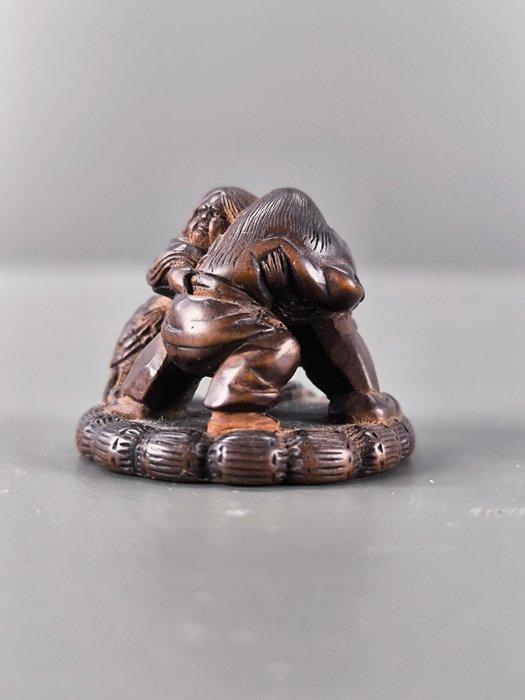 Japan Edo-periode (1615-1868) Een donkere houten netsuke van, Verzamelen, Mineralen en Fossielen