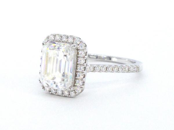 Veiling - Entourage ring emerald Moissaniet 3.00 carat, Handtassen en Accessoires, Ringen