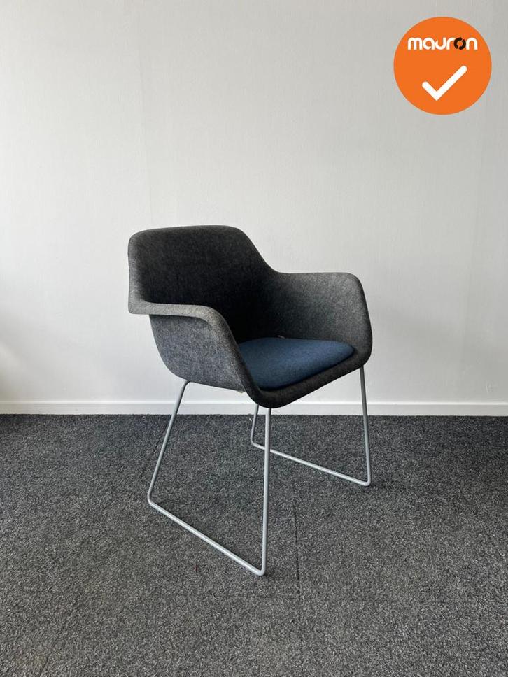 Vepa Felt vergaderstoel - Grijs met blauwe zitting, Zakelijke goederen, Kantoor en Winkelinrichting | Kantoormeubilair en Inrichting