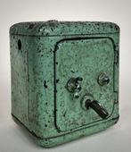 Spaarpot - schatkist - Kleine kluis-spaarpot van emaille, Antiek en Kunst, Antiek | Wandborden en Tegels