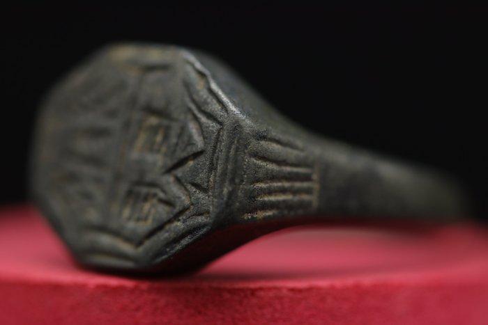 Middeleeuws (Gotisch) - Brons Genummerd Adellijke Ring - 2.5, Antiquités & Art, Antiquités | Autres Antiquités