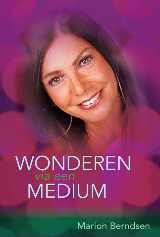 Wonderen via een medium - Marion Berndsen - 9789077247877 -, Boeken, Esoterie en Spiritualiteit, Verzenden