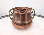 Superbe cache pot ancien en cuivre martelé et laiton Art