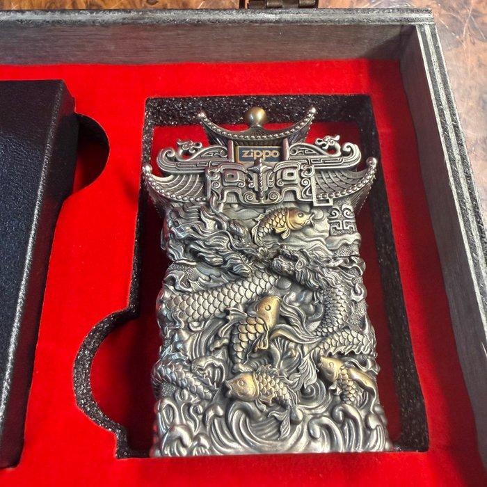 Zippo - “Puerta del Dragón” (Dragon Gate / Lóng Mén) -, Verzamelen, Rookartikelen, Aanstekers en Luciferdoosjes