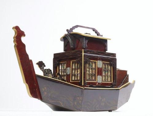 Jubako Bento-box in de vorm van een schip – met sake-set en, Antiek en Kunst, Antiek | Overige Antiek