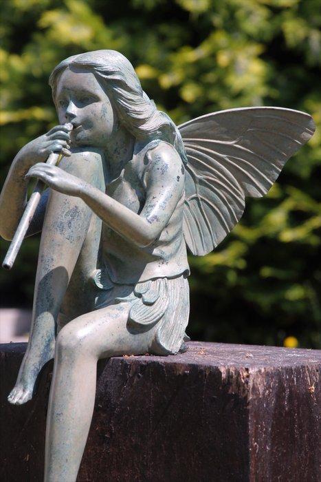 Figure - bronzen fee met fluit voor huis of tuin - bronze, Antiek en Kunst, Kunst | Designobjecten