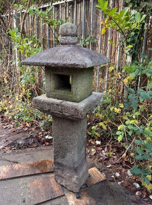 Begraven tuinlantaarn (ikekomi’dôrô) - Steen, Graniet -, Antiek en Kunst, Antiek | Overige Antiek