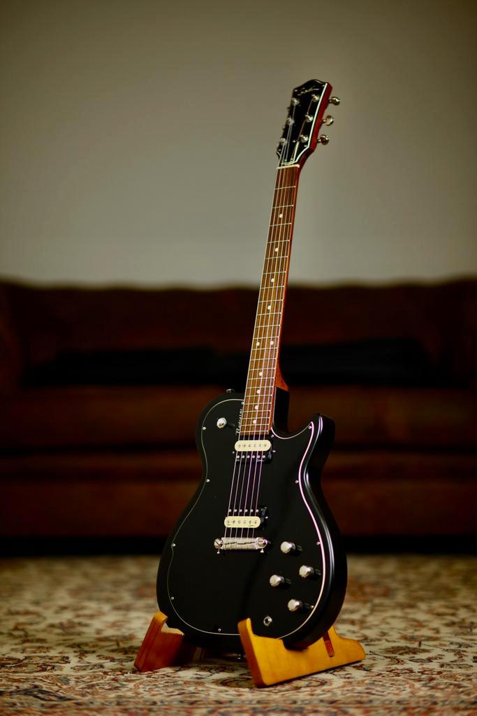 Godin Radiator 2020 | Matte Black, Musique & Instruments, Instruments à corde | Guitares | Électriques, Envoi