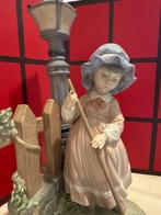Lladró - Figuur - Niña barrriendo junto a farol y gato -, Antiek en Kunst