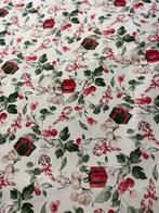 Tissu en coton lurex avec un décor de Noël amusant. -