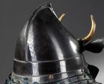 Casque Suji’bachi avec ornement de lune - Fer, Laque, Coton,