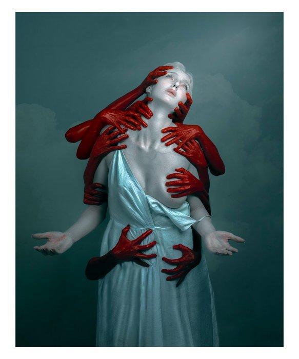 Elena Paraskeva - SWALLOWED (BARYTA SILK), Antiek en Kunst, Kunst | Designobjecten