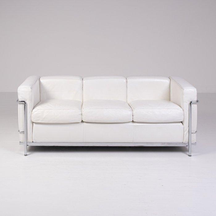 Cassina - Charlotte Perriand, Le Corbusier, Pierre Jeanneret, Antiek en Kunst, Antiek | Meubels | Stoelen en Sofa's