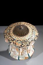 Wierookbrander - Keramiek, Goud, Emaille, Een satsuma koro