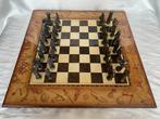 Schaakspel - Vintage figuren in bronslegering en houten bord, Antiek en Kunst