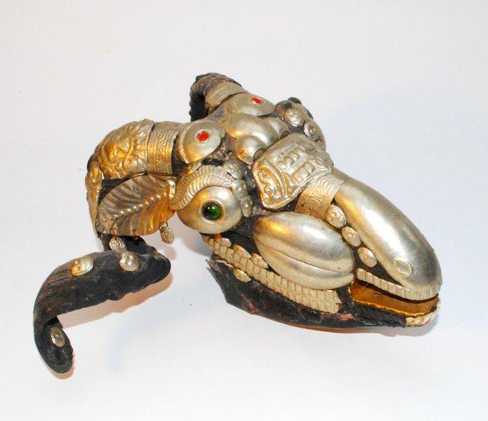 Beschermende widderschedel, rijk versierd met metalen, Antiek en Kunst, Kunst | Niet-Westerse kunst