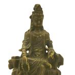 Een vergulde bronzen figuur van Avalokitesvara in eigendom