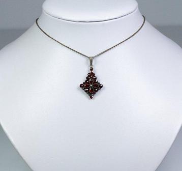 Sans Prix de Réserve - Pendentif Tombak - grenats bohèmes
