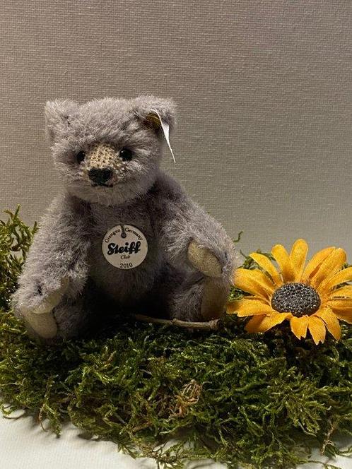 Steiff: clubgeschenk teddybeertje 2010, grijs alpacca - Ours, Antiek en Kunst, Antiek | Speelgoed