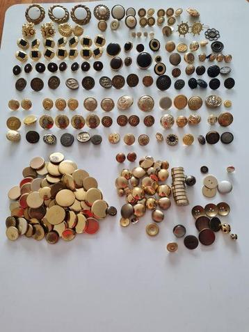 Naaiset - 1400 knopen en linten beschikbaar voor biedingen