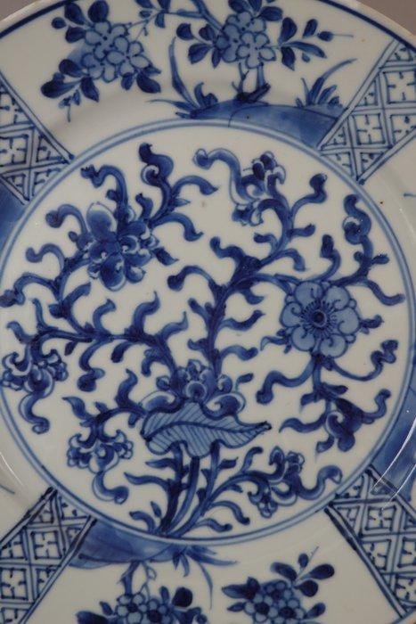 Kangxi (1662-1722) - Bord - Large Lotus with Peonies, and, Antiek en Kunst, Antiek | Overige Antiek