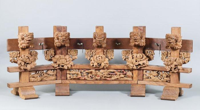 Openwork Arrow Stand with Guardian Lions, Dragon and, Antiek en Kunst, Antiek | Overige Antiek