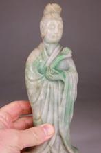 Kwanyin-figuur Ruyi in jadeïet - houten sokkel - Jade,