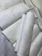 Oud tafelkleed en 12 damastservetten, geborduurd. -