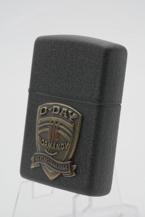 Zippo - D-Day Normandy 50 Years < Limited Edition > - 1994 -, Verzamelen, Rookartikelen, Aanstekers en Luciferdoosjes