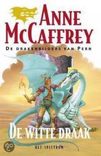 De witte draak / De drakenrijders van Pern 9789027473332, Boeken, Verzenden, Gelezen, A. MacCaffrey