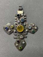 Moderne hanger gemaakt van een groot oud Ethiopisch kruis,