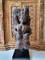 Statue en bois indienne dun musicien jouant du tambour -