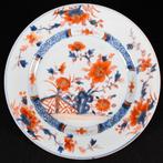 Assiette - Assiette en porcelaine à décor Imari et or dun, Antiquités & Art