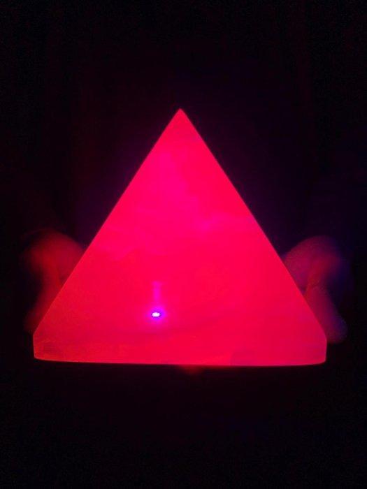 Roze mangano-calciet - UV-reaktief Piramide - Hoogte: 15.3, Verzamelen, Mineralen en Fossielen