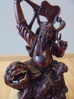 Handsnijwerk - Chinese Muzikant met kind op Leeuw - Hout,